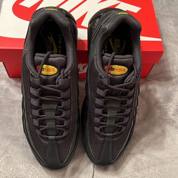New mens size 10.5 Nike Air Max 95 Limited Edition - Picture 3 of 6